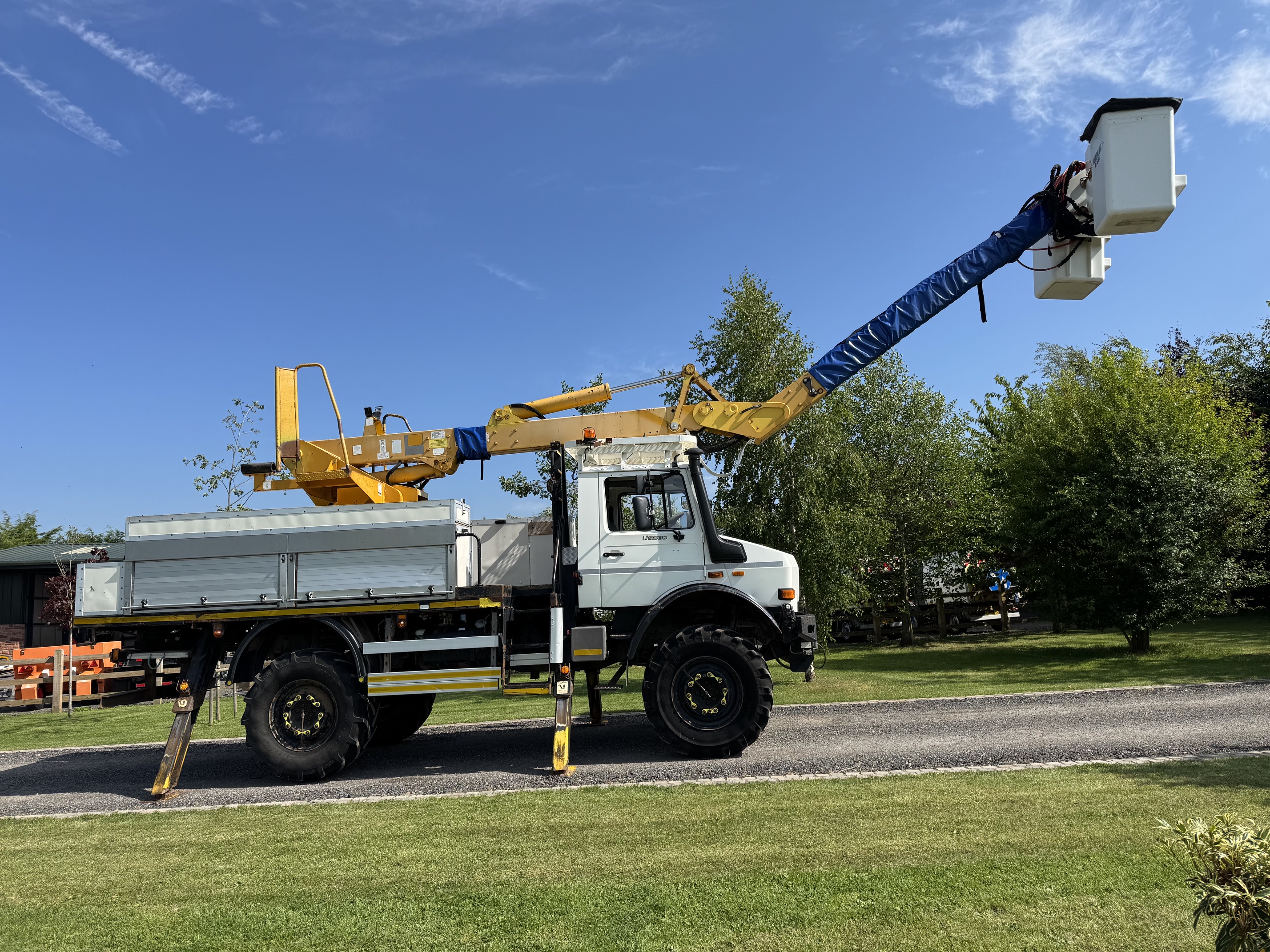 Mercedes Benz Unimog U5000 Versalift Insulated Cherry Picker