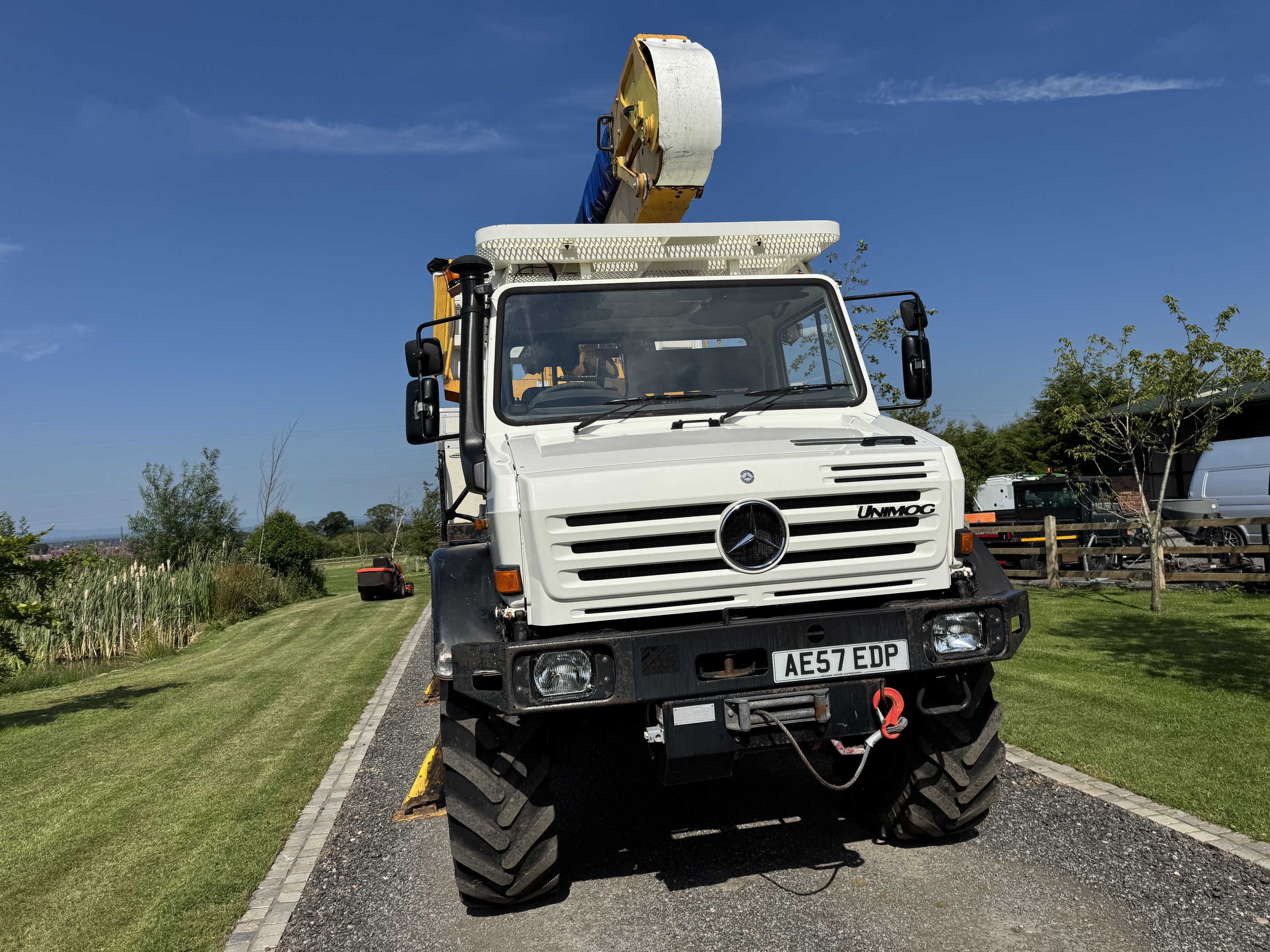Mercedes Benz Unimog U5000 Versalift Insulated Cherry Picker