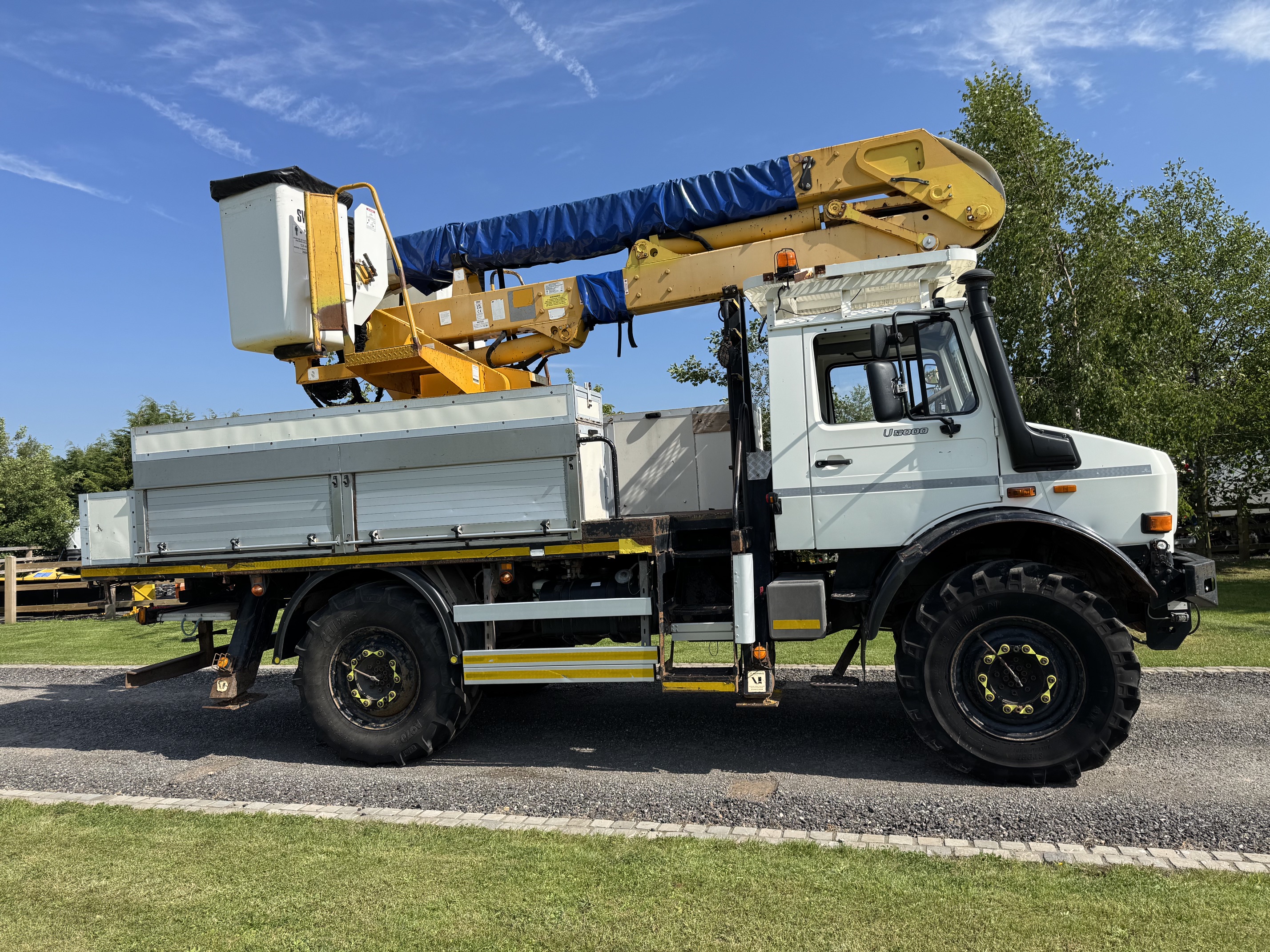 Mercedes Benz Unimog U5000 Versalift Insulated Cherry Picker