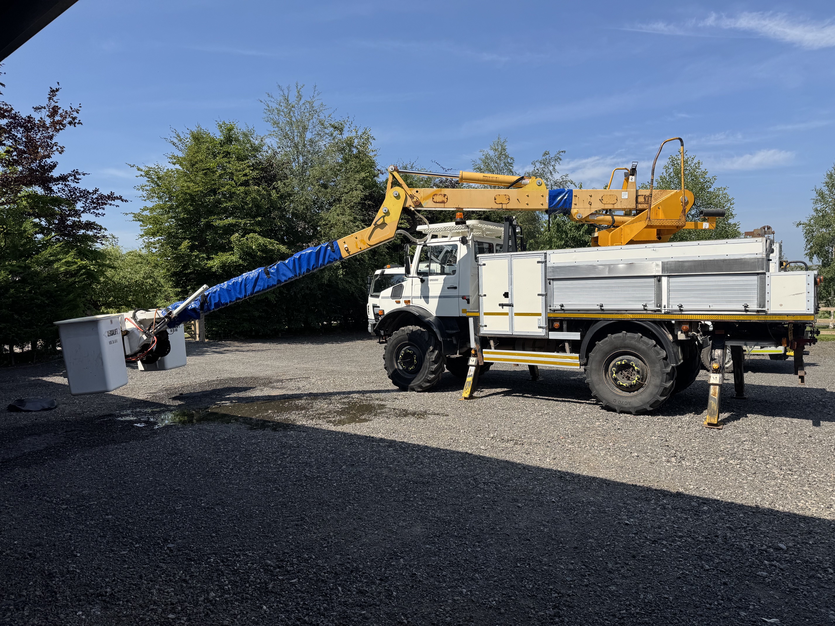 Mercedes Benz Unimog U5000 Versalift Insulated Cherry Picker