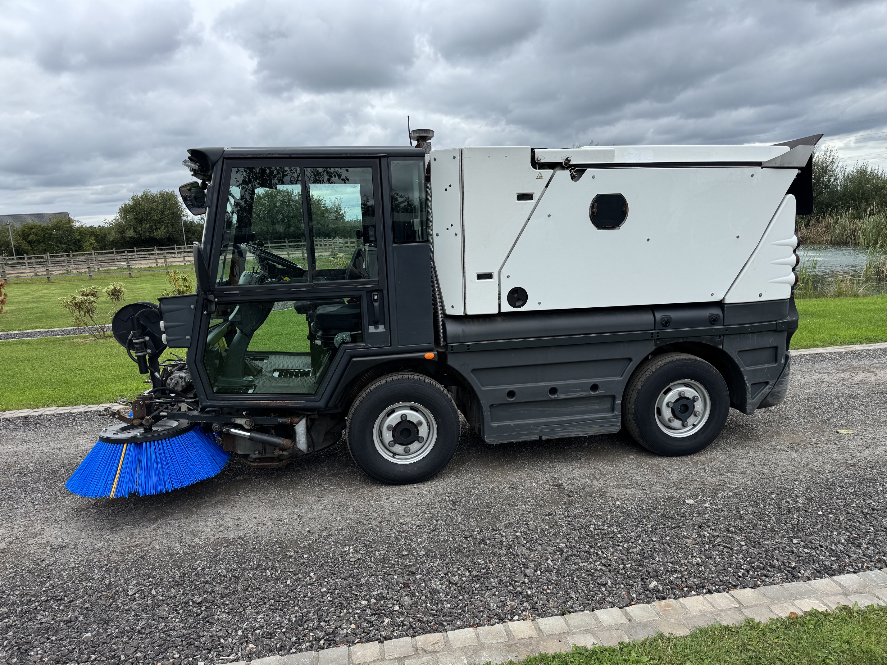 Schmidt Swingo 200+ Road Sweeper