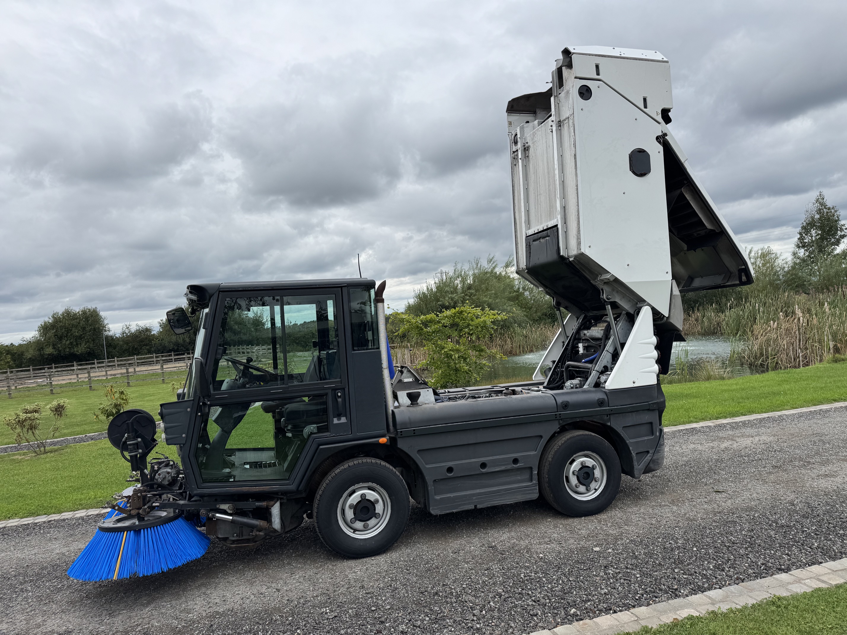 Schmidt Swingo 200+ Road Sweeper