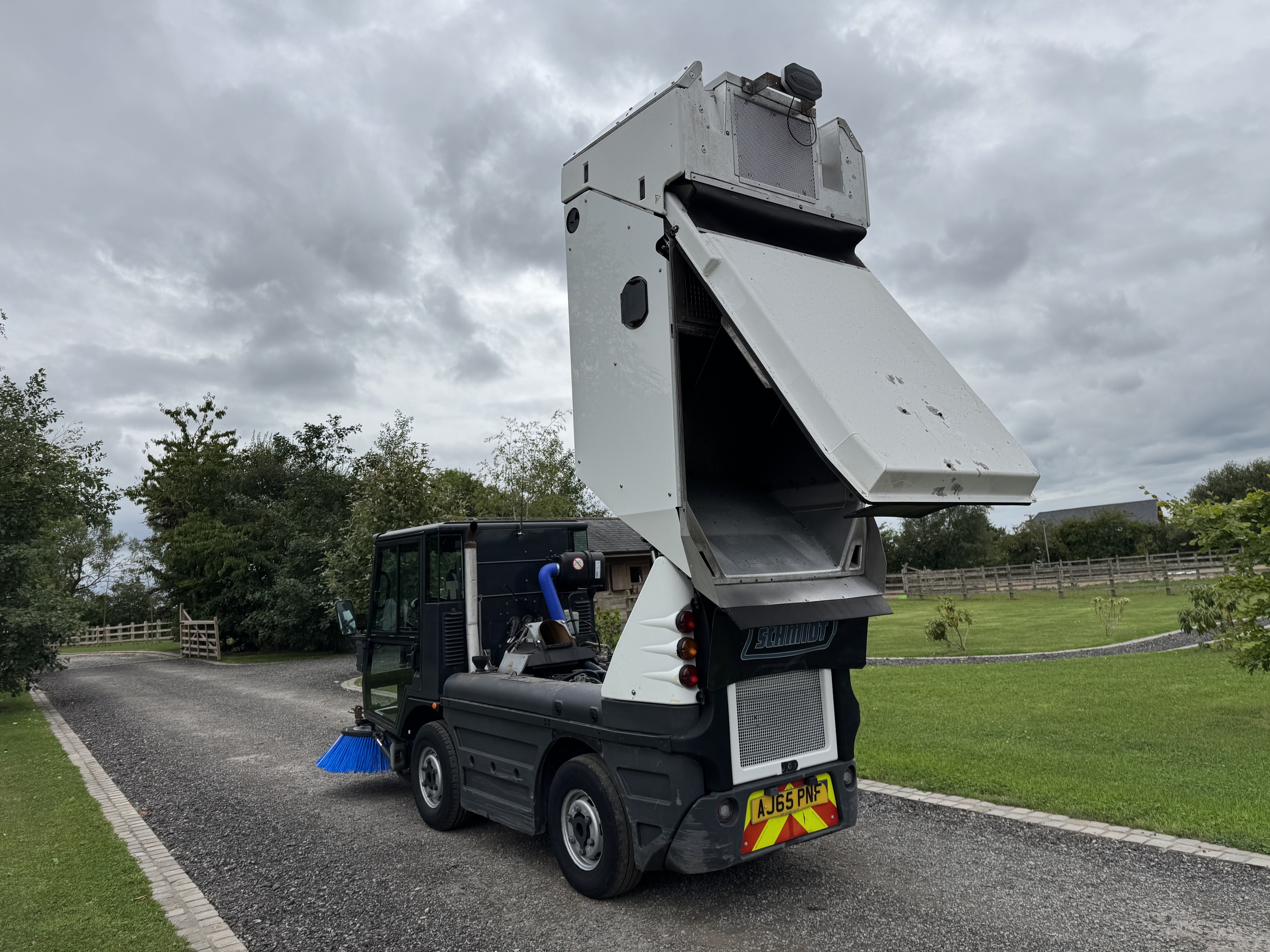 Schmidt Swingo 200+ Road Sweeper